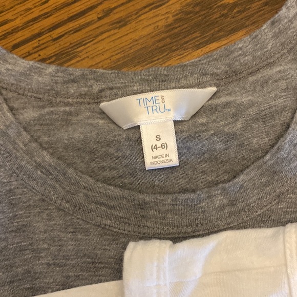 Time & Tru Lot of 2 Sleeveless Tee Shirts Long With Ruffle bottom Size Small - Picture 9 of 9